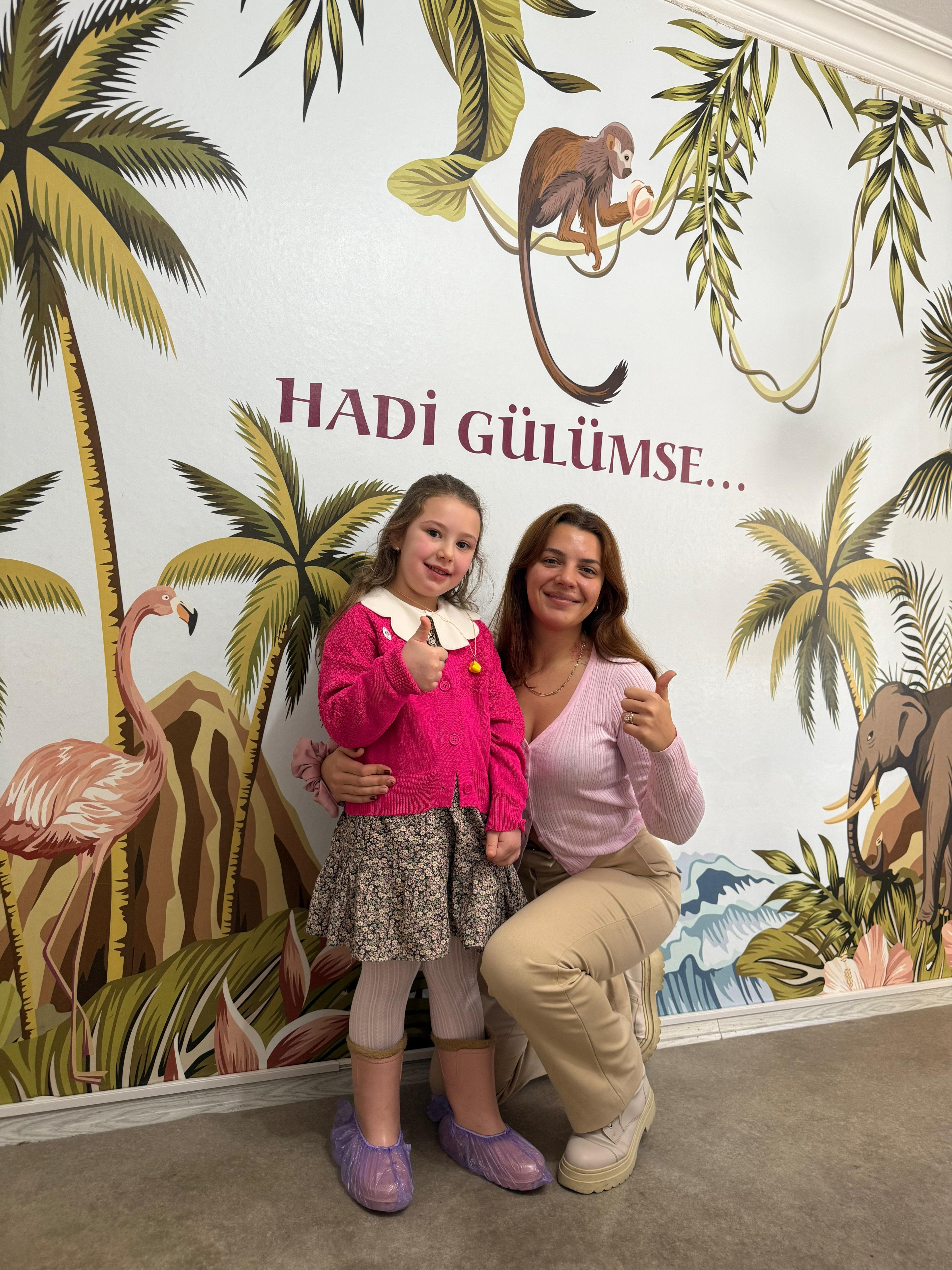 Mutlu küçük hasta ve annesi klinikte