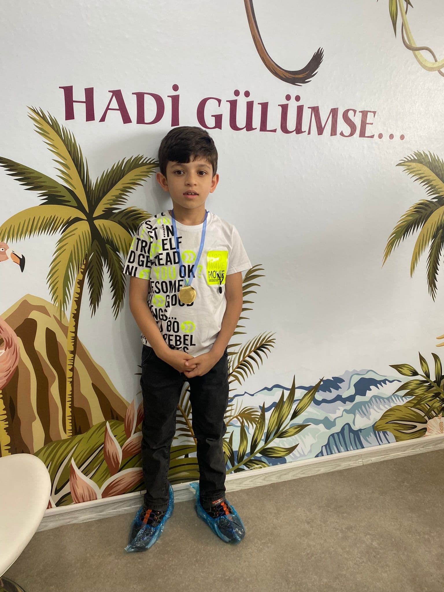 Klinik oyunlu duvarı önünde mutlu çocuk