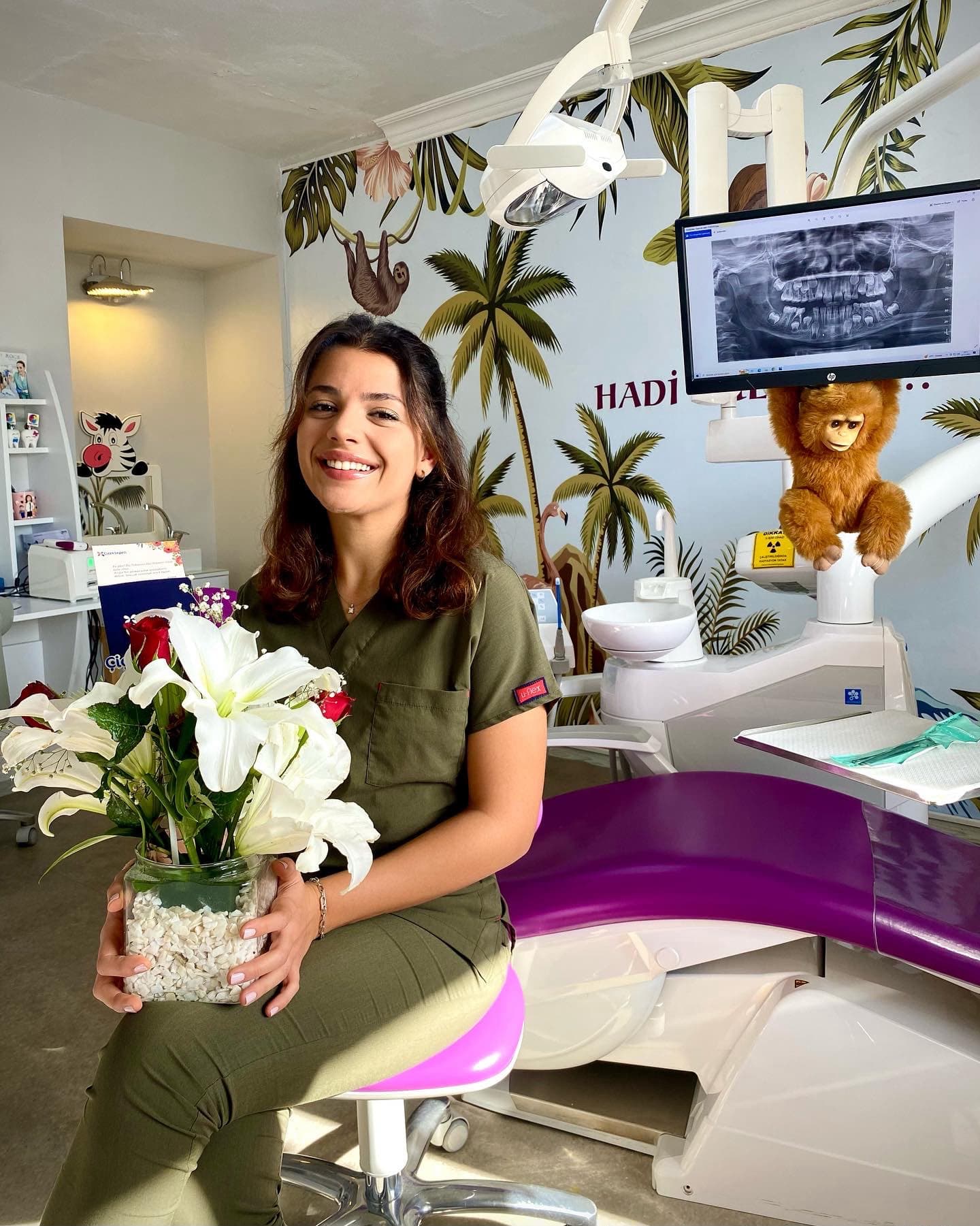 Dt. İpek Aydın kliniğinde çiçeklerle