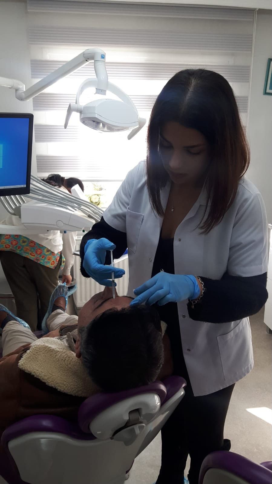 Hekim küçük hastasını tedavi ederken