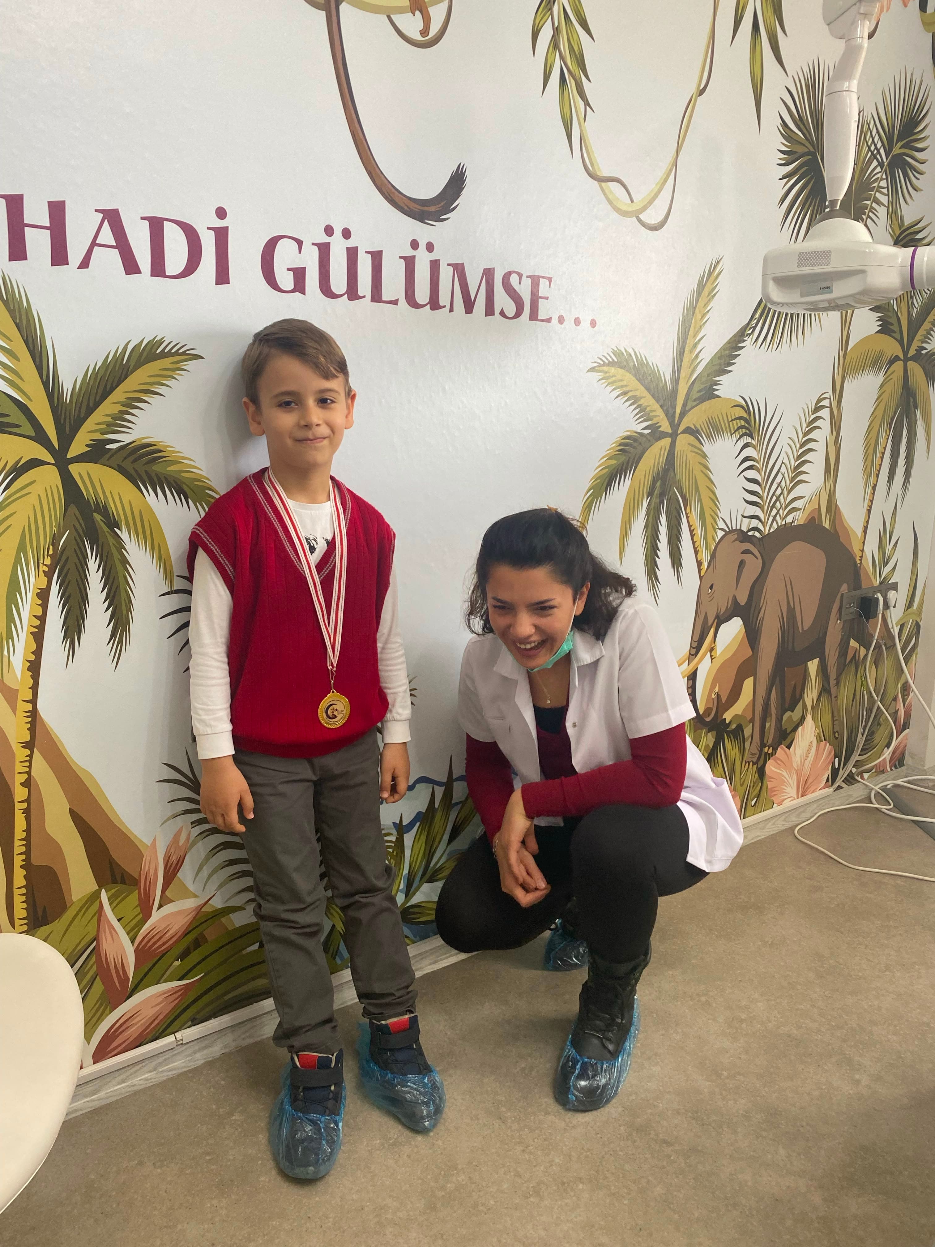 Madalyalı mutlu küçük hasta ve hekim