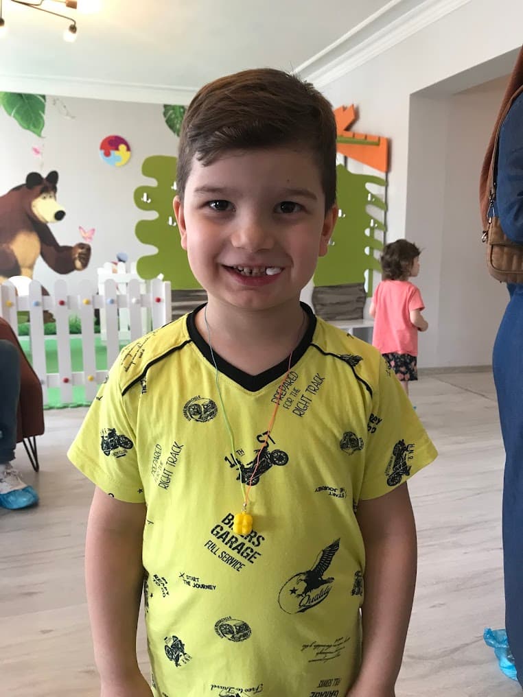 Tedavi sonrası gülümseyen çocuk