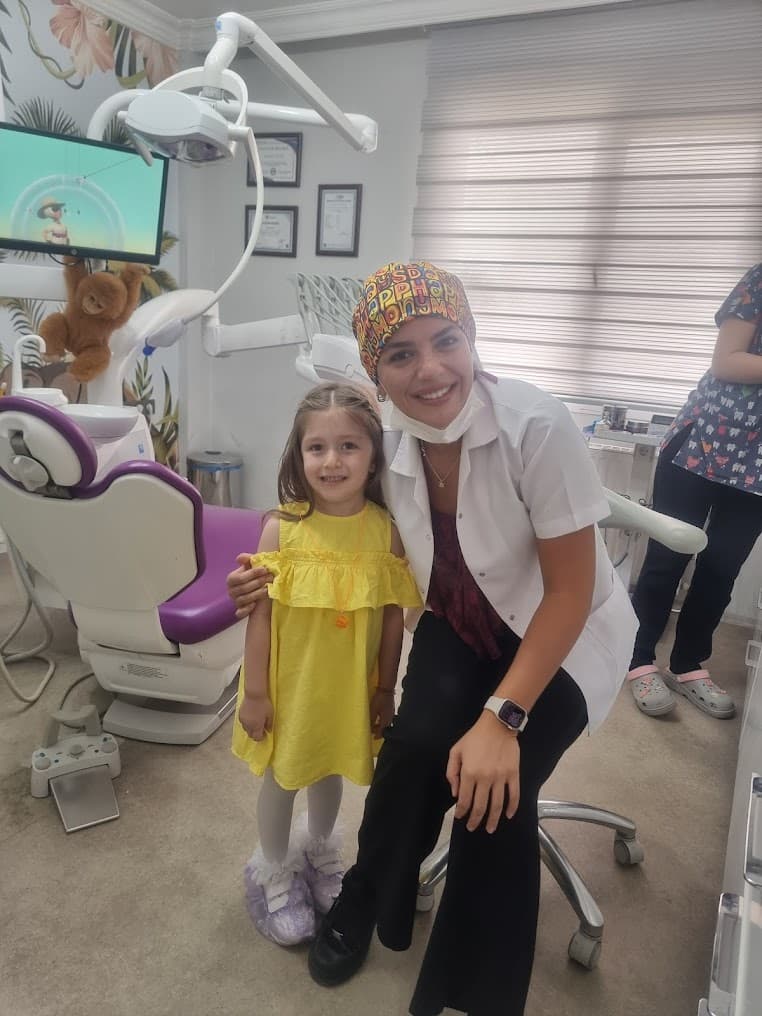 Dt. İpek Aydın küçük hastasıyla tedavi odasında