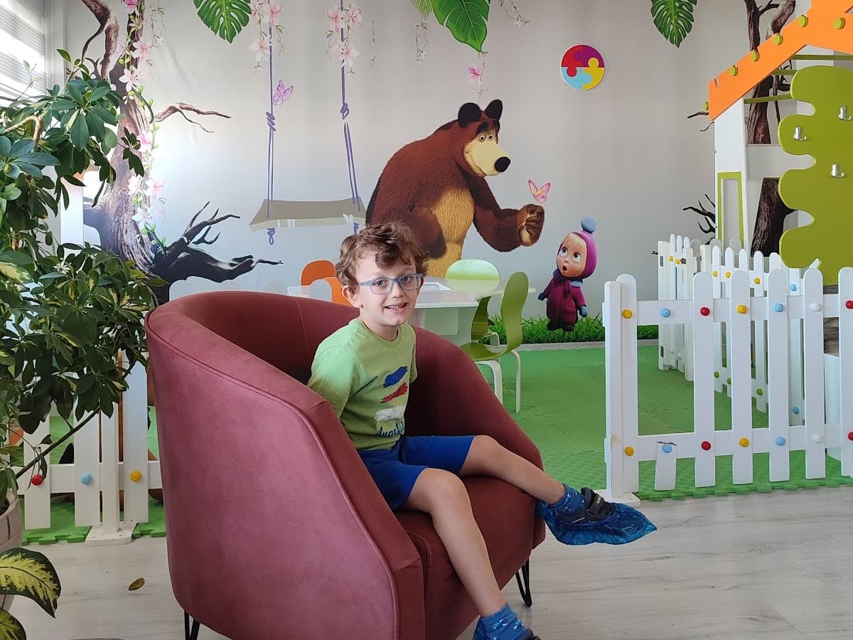Klinik bekleme ve oyun alanında çocuk